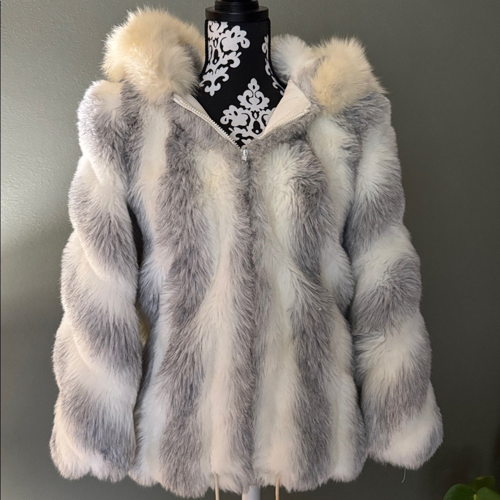 Vintage Gloria Vanderbilt Gray and White Faux Fur Jacket